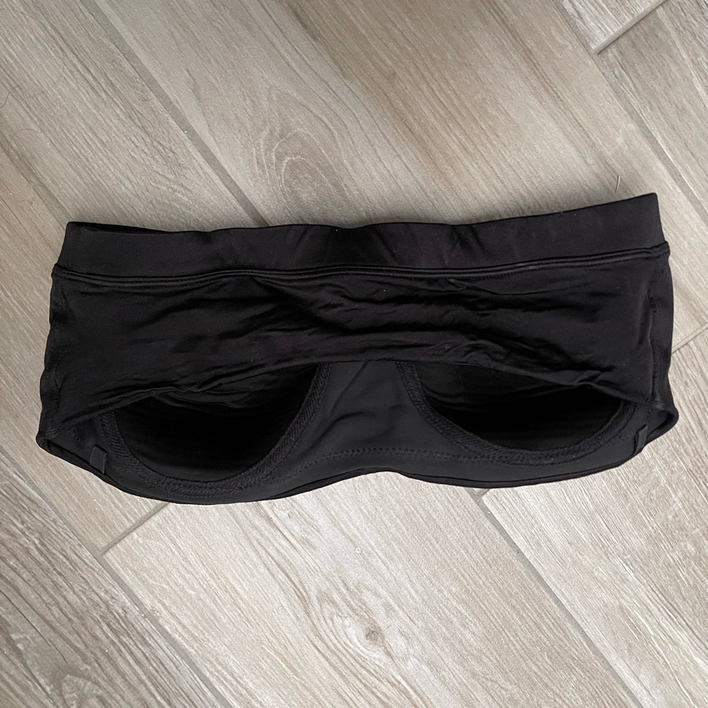 Black strapless bra